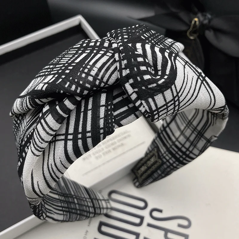 

Black and white striped hairpin headband for women with high skull top temperament, wide edge compression headband