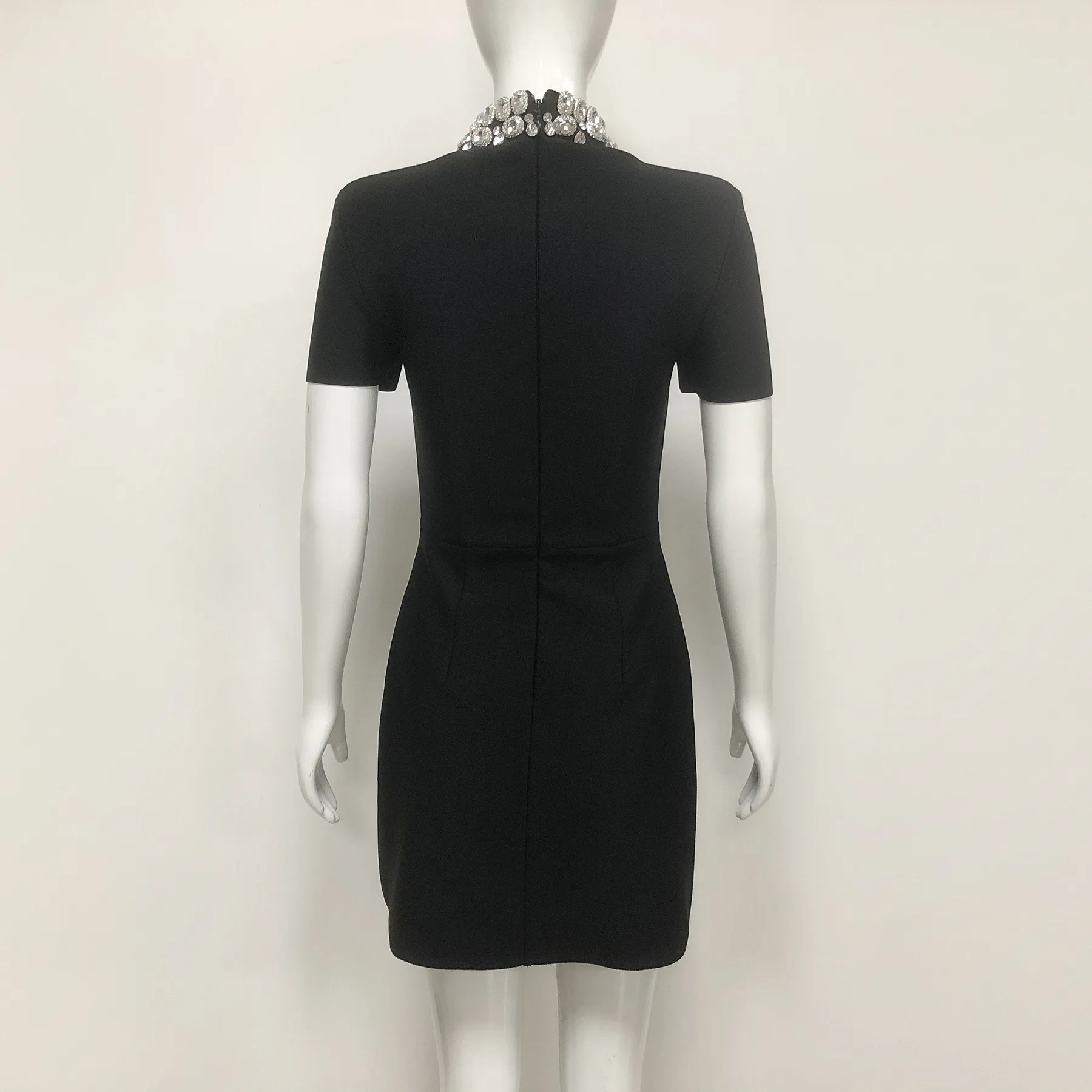 

Элегантное черное облегающее платье с коротким рукавом и круглым вырезом, украшенное стразами, для летних вечеринок и клубов, коллекция 2026 года