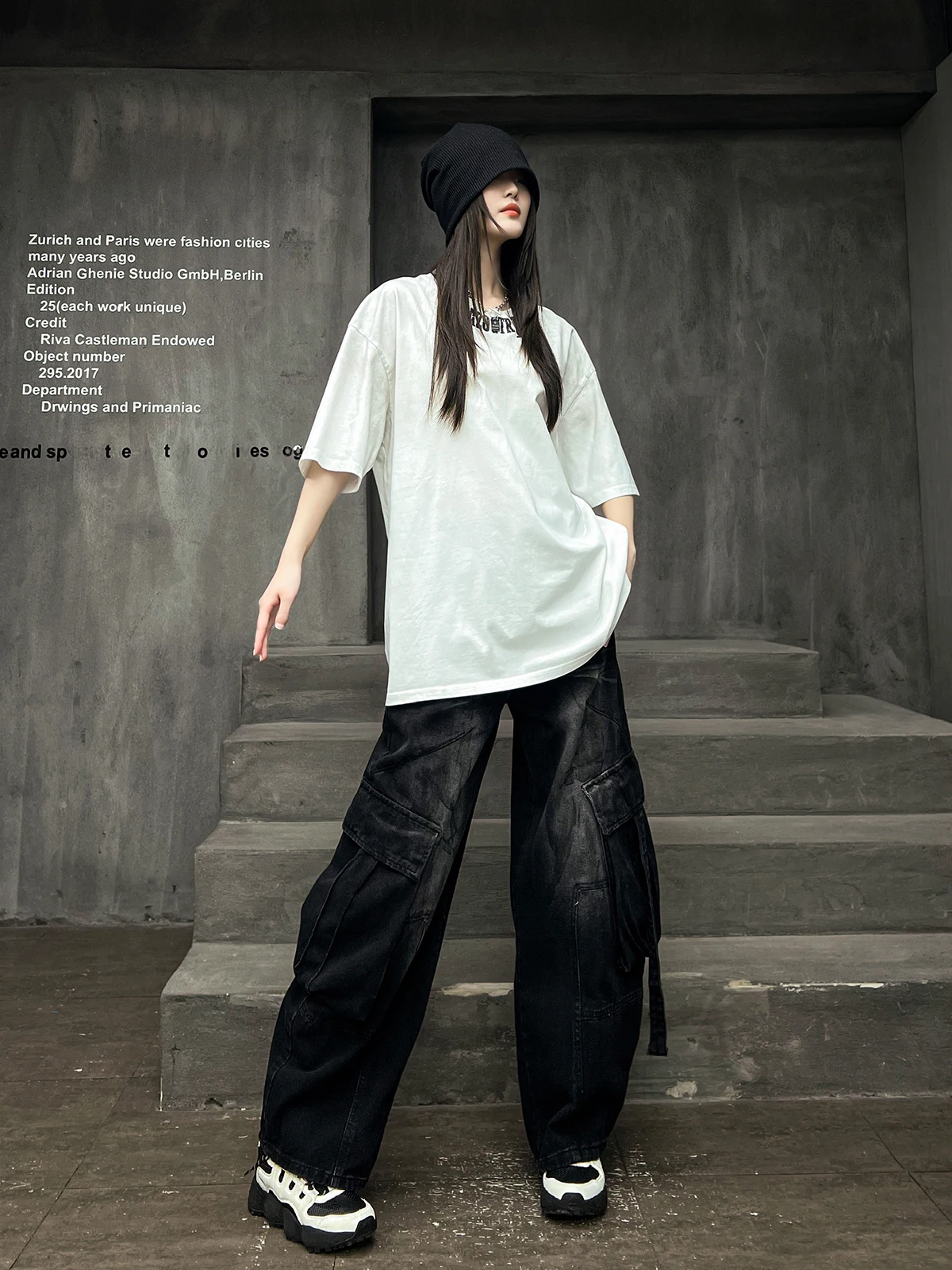 

Модный летний комплект для девушек: футболка с коротким рукавом и широкие джинсы, двухсоставный костюм для женщин, трендовый уличный стиль.