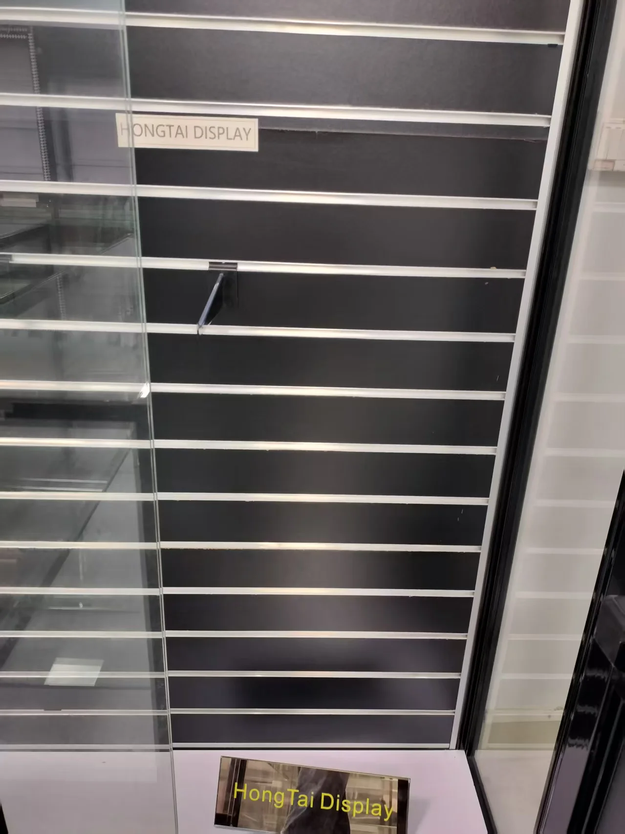 Armário alto de vidro temperado de alta qualidade, ripas de madeira, suporte de parede, vitrine de exibição de loja de fumaça, visão total