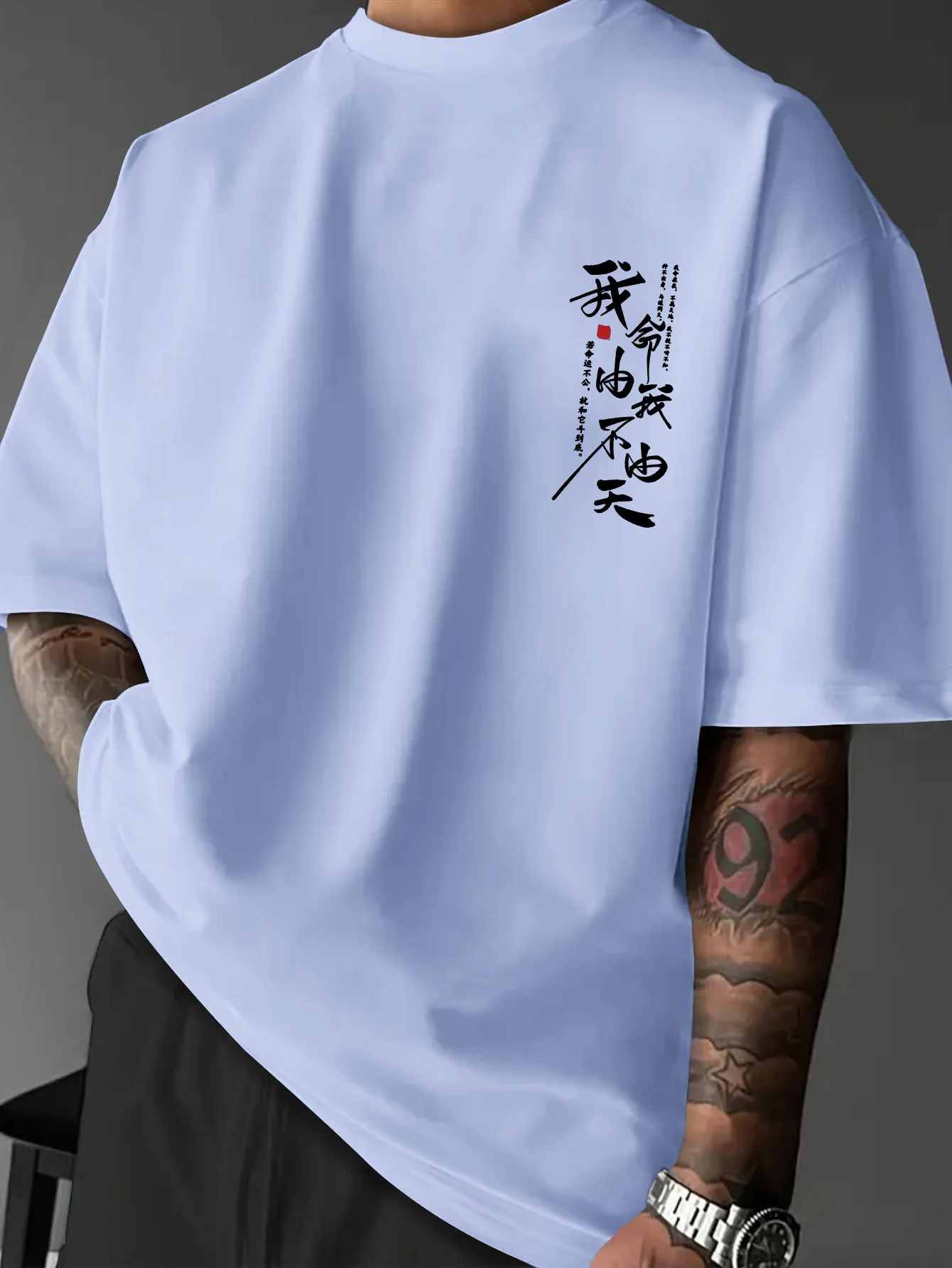 Sommerliches Herren-T-Shirt im Dark-Street-Style mit Mech Warrior Kalligrafie-Textdruck für den Alltag und Freizeitkleidung – Detail 2
