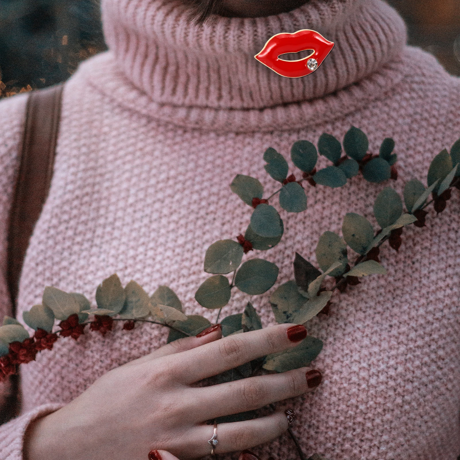 

7pcs Fashion Chain Lip Shaped Women Brooch Stylish Brooch Pin Simple Breastpin Mixed Style Costume Accessories