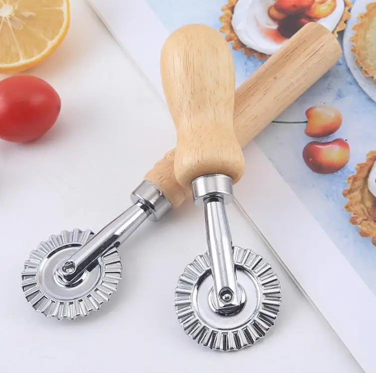 Pastry Tools Fluted Pastry Cutter Wheel Wooden Handle Ravioli Crimper Stamp Maker for Home and Kitchen Use Baking ni382