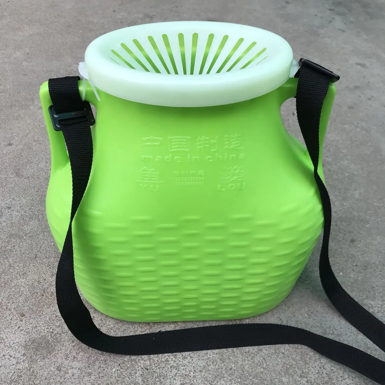 新しいプラスチック製の編み込み魚かご、魚網ポケット、釣り道具、屋外用魚運搬容器、リアルな魚保護釣り用バケツ