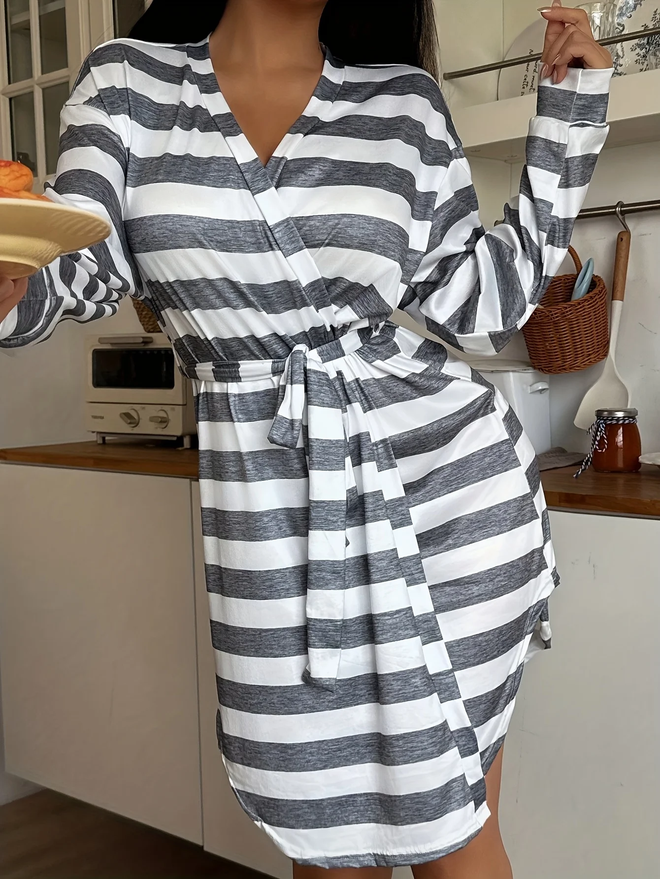 Damen-Pyjama für alle vier Jahreszeiten, schlichter, lässiger, gestreifter, langärmliger Morgenmantel zum Binden, kann als Nachthemd draußen getragen werden – Detail 5