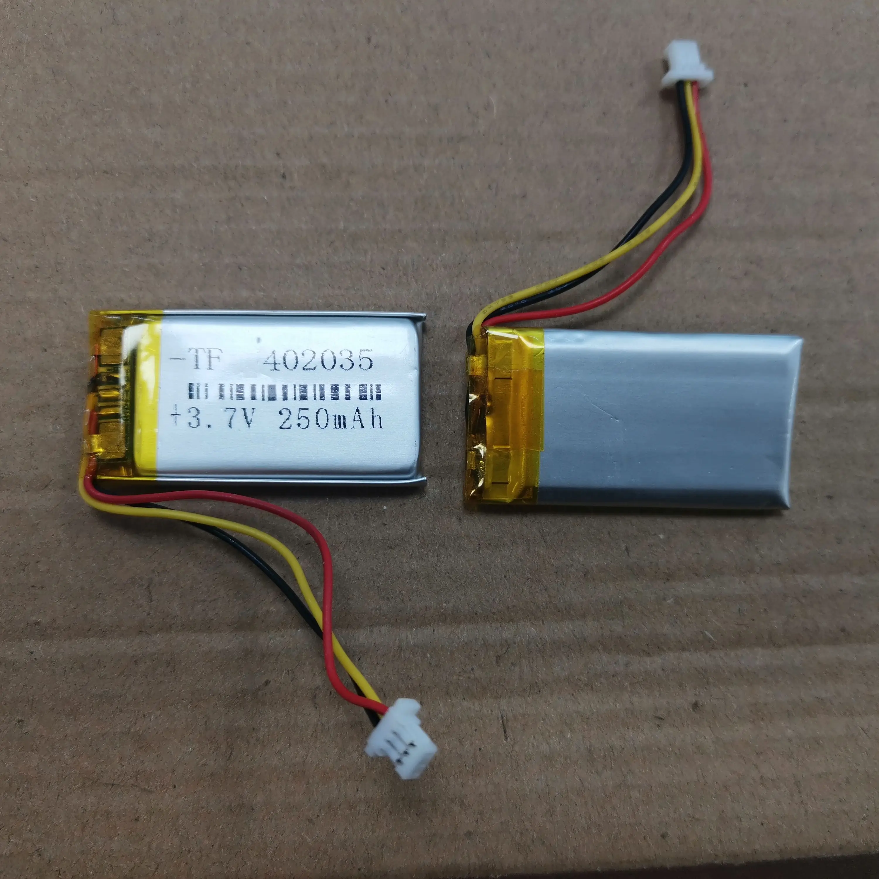 3.7V 3 wires 402035 4*20*35mm  250mah with terminal connector , used for bluetooth MP3,MP4 lithium battery 1pcs/lot