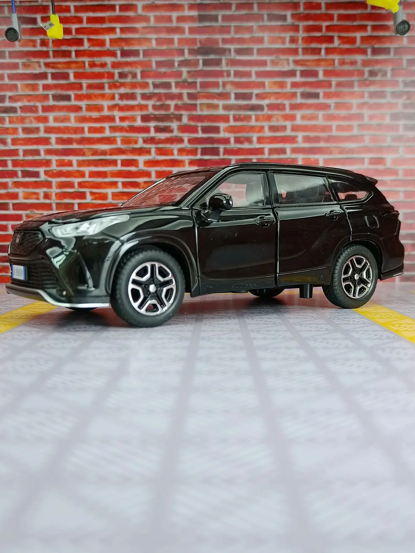 1:32 simulação Toyota Crown Land Cruiser liga modelo de carro ornamento, portas e capô do motor, porta-malas pode ser aberto como presentes