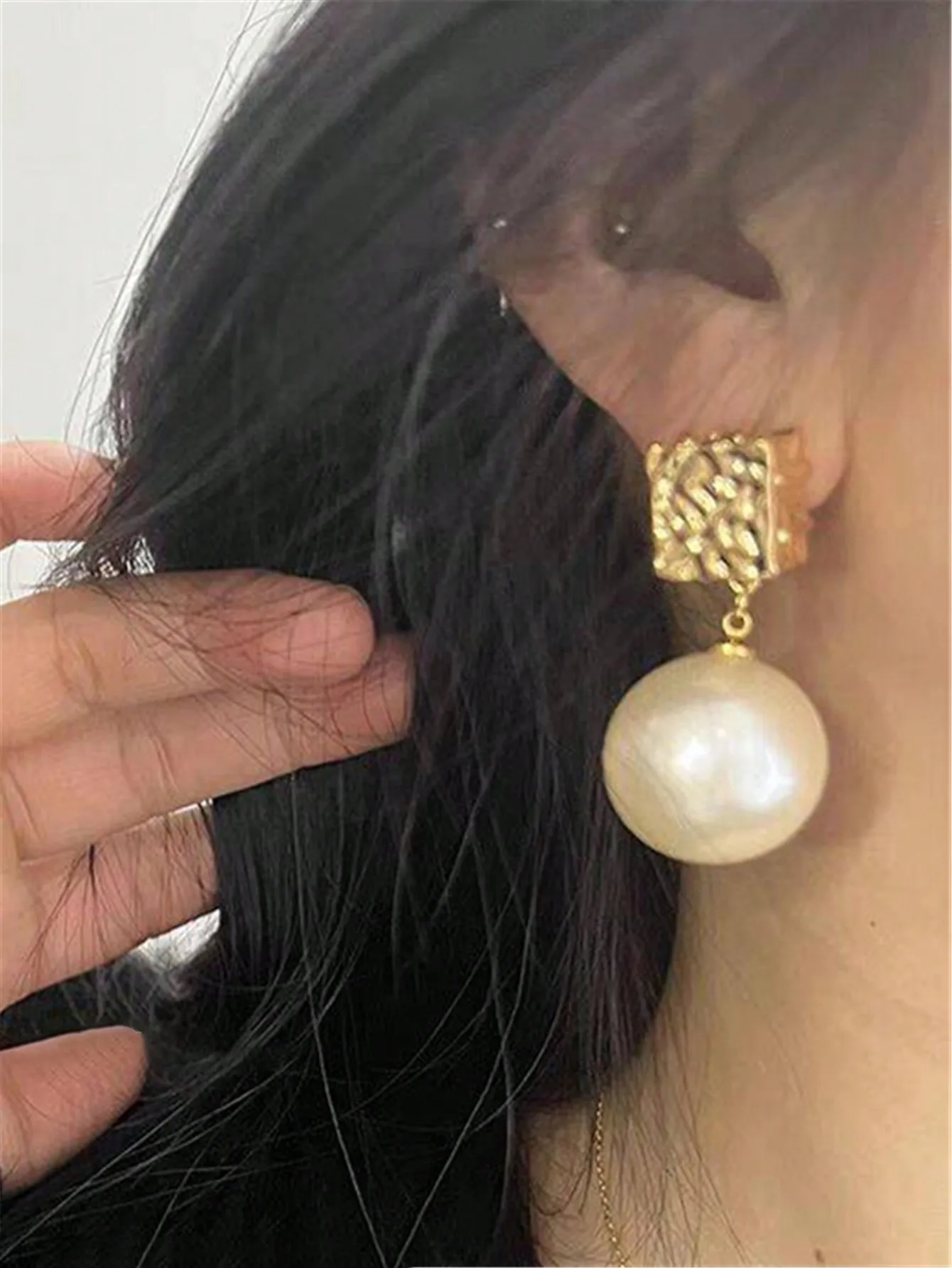 Geometric Design Sense Metal Material Artificial Large Pearl Exaggerated Style Women\'s Earrings Pendants Everyday Wear Jewelry