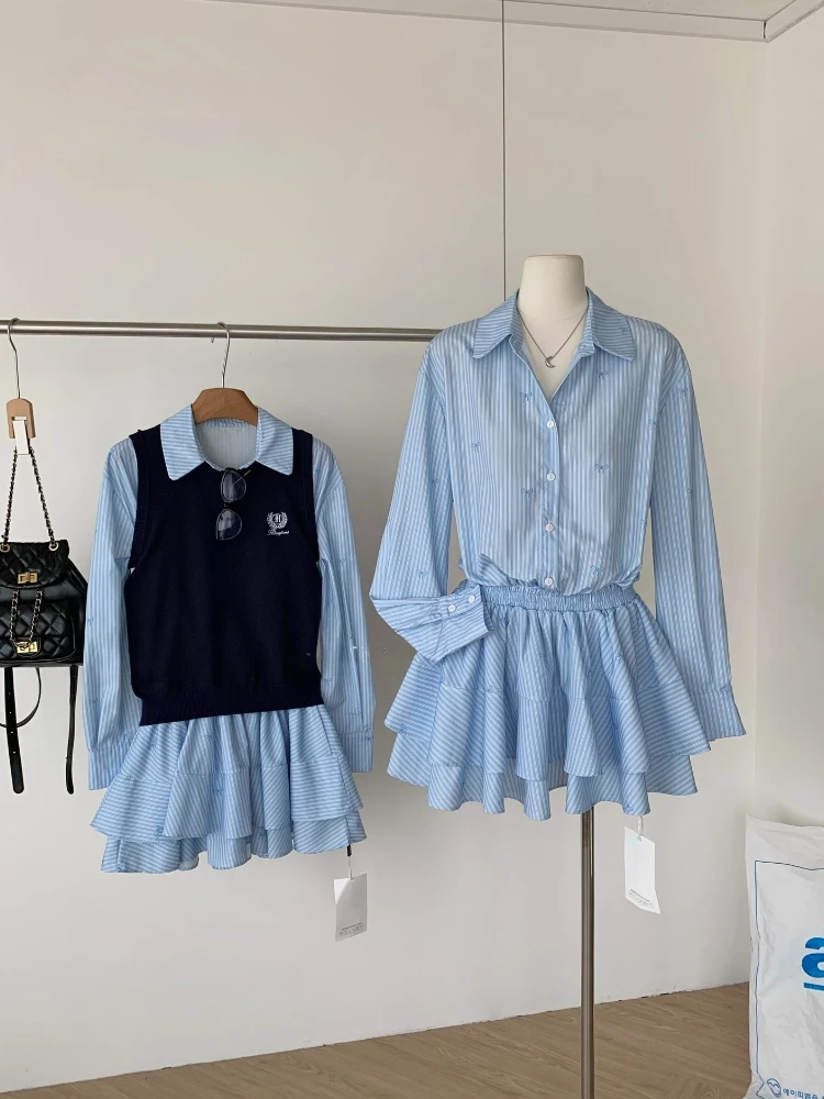 ชุดเซ็ตสองชิ้นสไตล์เกาหลีสำหรับฤดูใบไม้ผลิและฤดูใบไม้ร่วง เสื้อเชิ้ตแขนยาวลายทาง + เสื้อกั๊กถักนิตติ้ง ชุดลำลองสำหรับผู้หญิง