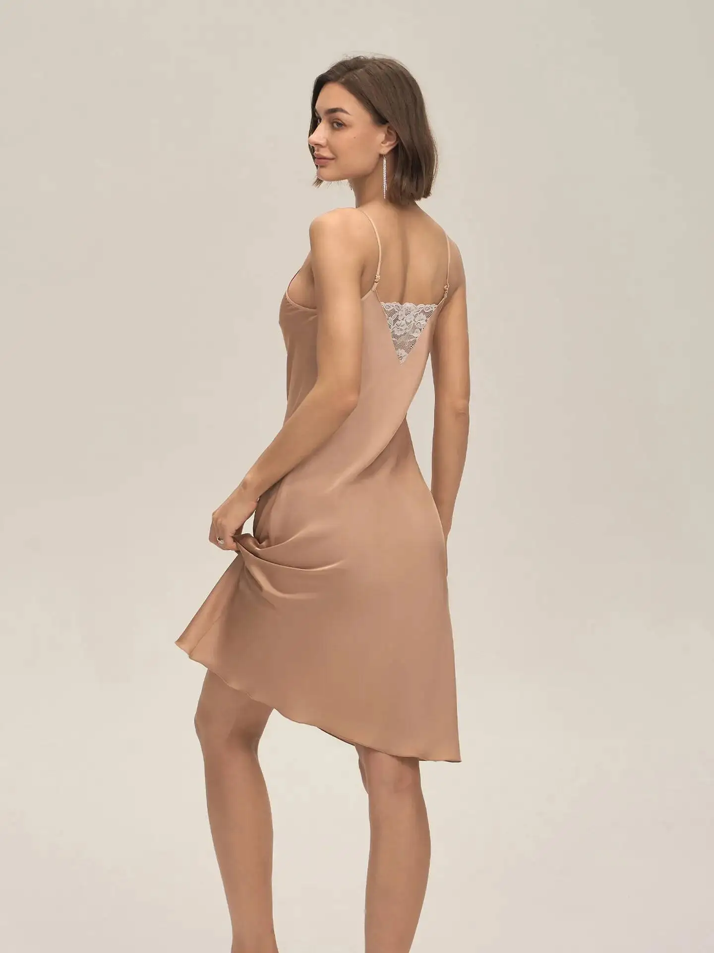 新しい女性の夏のパジャマサテンシフォンホームウェア胸レースパッチワークセクシーなストラップバックレスソリッドカラーミニドレスチャーミング T4PD