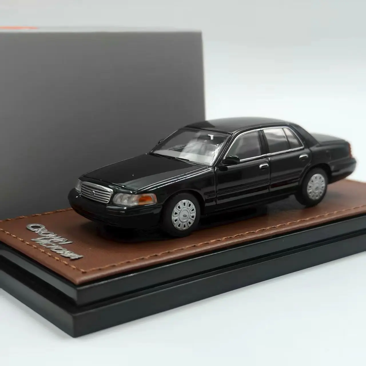 

GOC 1:64 Crown Victoria, легкосплавный автомобиль, литье под давлением и игрушечный транспорт, модель автомобиля, миниатюрная масштабная модель автомобиля для детей