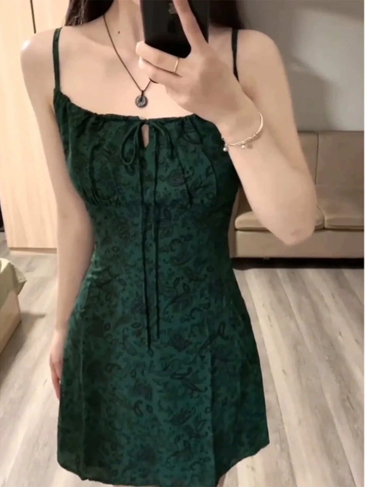 レトロな花柄プリントのホルターネックミディ丈ワンピース レディース 夏の新作 ベルト付き ウエストシェイプ スパイスビーチ バケーションワンピース