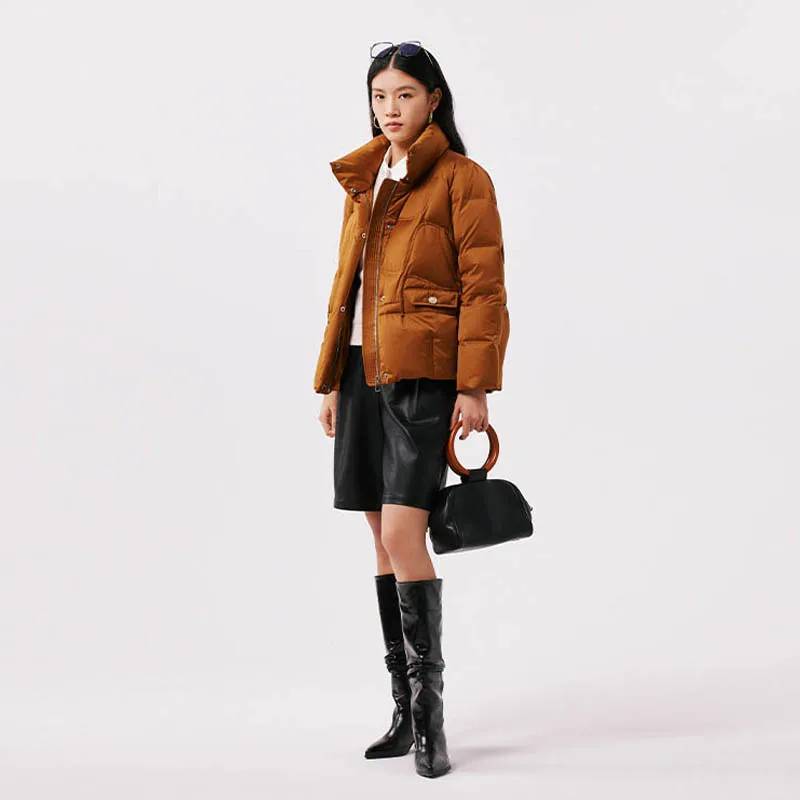 Chericom سترة منتفخة قصيرة الوقوف طوق مبطن رفرف جيب تفاصيل 2025 جديد الأبيض بطة أسفل معاطف الشتاء سميكة Y298109Y