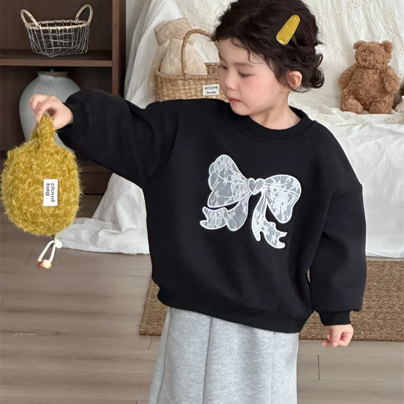 2025 شتاء النسخة الكورية الجديدة من الفتيات الدانتيل المطرزة سترة الأطفال المخملية سميكة الجولة الرقبة طويلة الأكمام