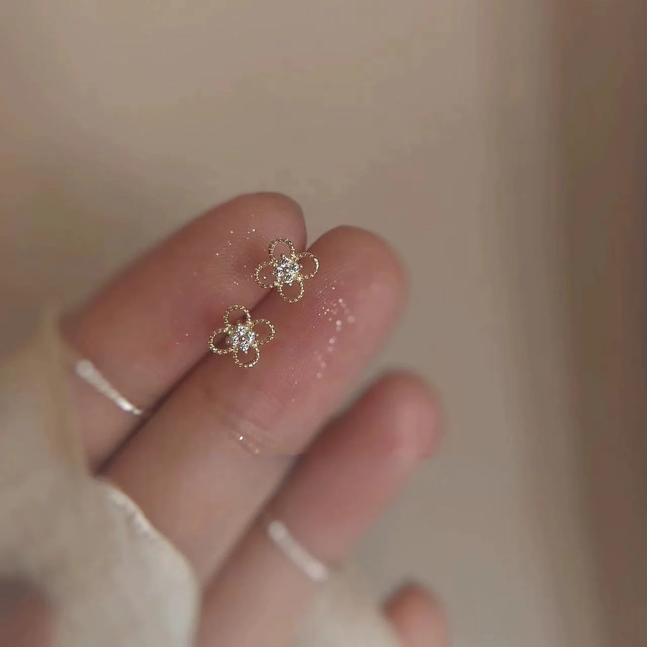 1-Pair Retro European and American Hollow Synthetic Zircon P