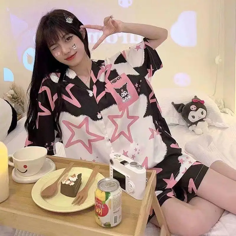 

Горячий комплект Sanrio для девочек, сексуальная футболка из ледяного шелка, шорты, пижамный костюм Kawaii Kuromi, модная летняя студенческая одежда с лацканами для отдыха, новинка