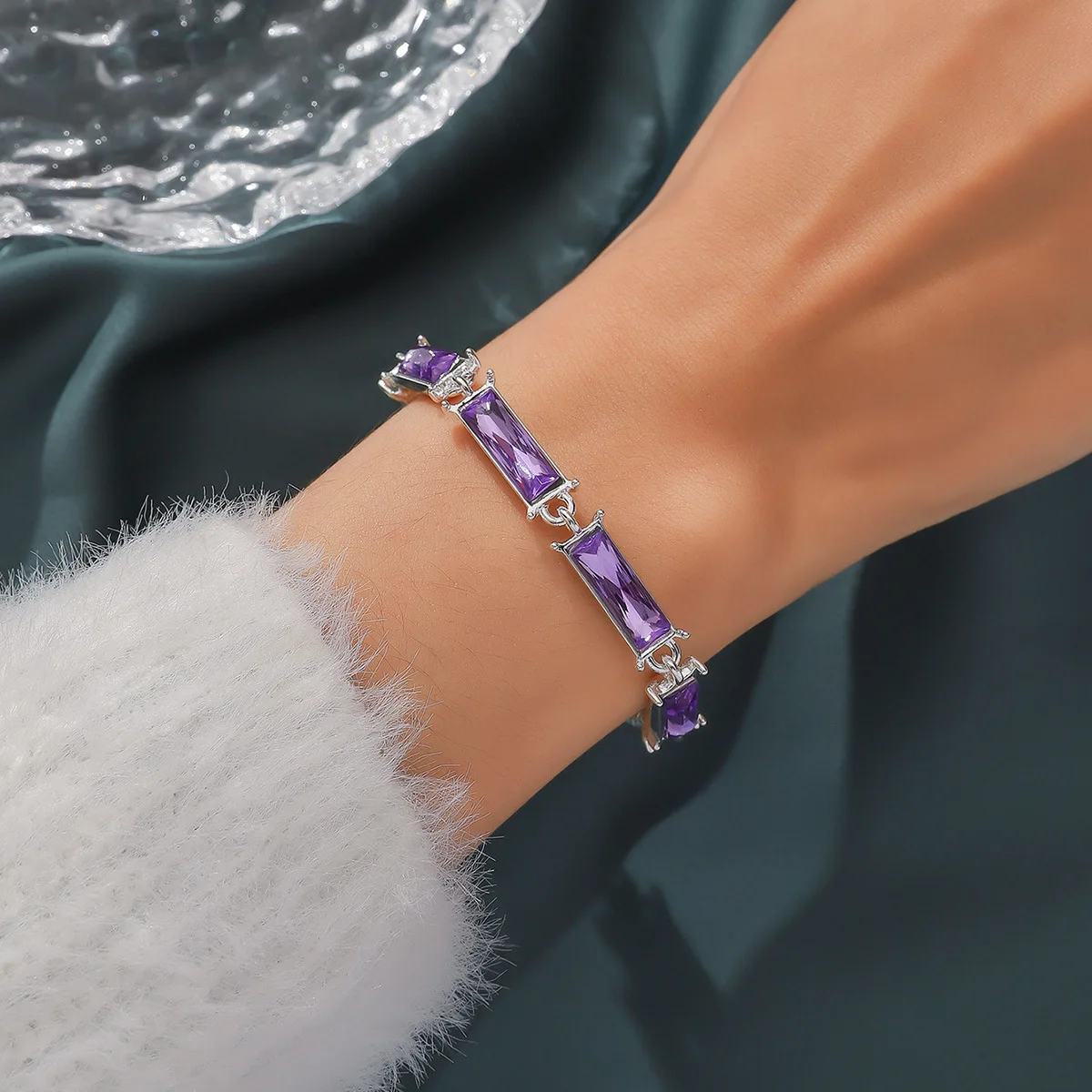 A gorgeous and exquisite versatile festival high-rise bamboo bracelet niche design light luxury high-end women's bracelet bracel