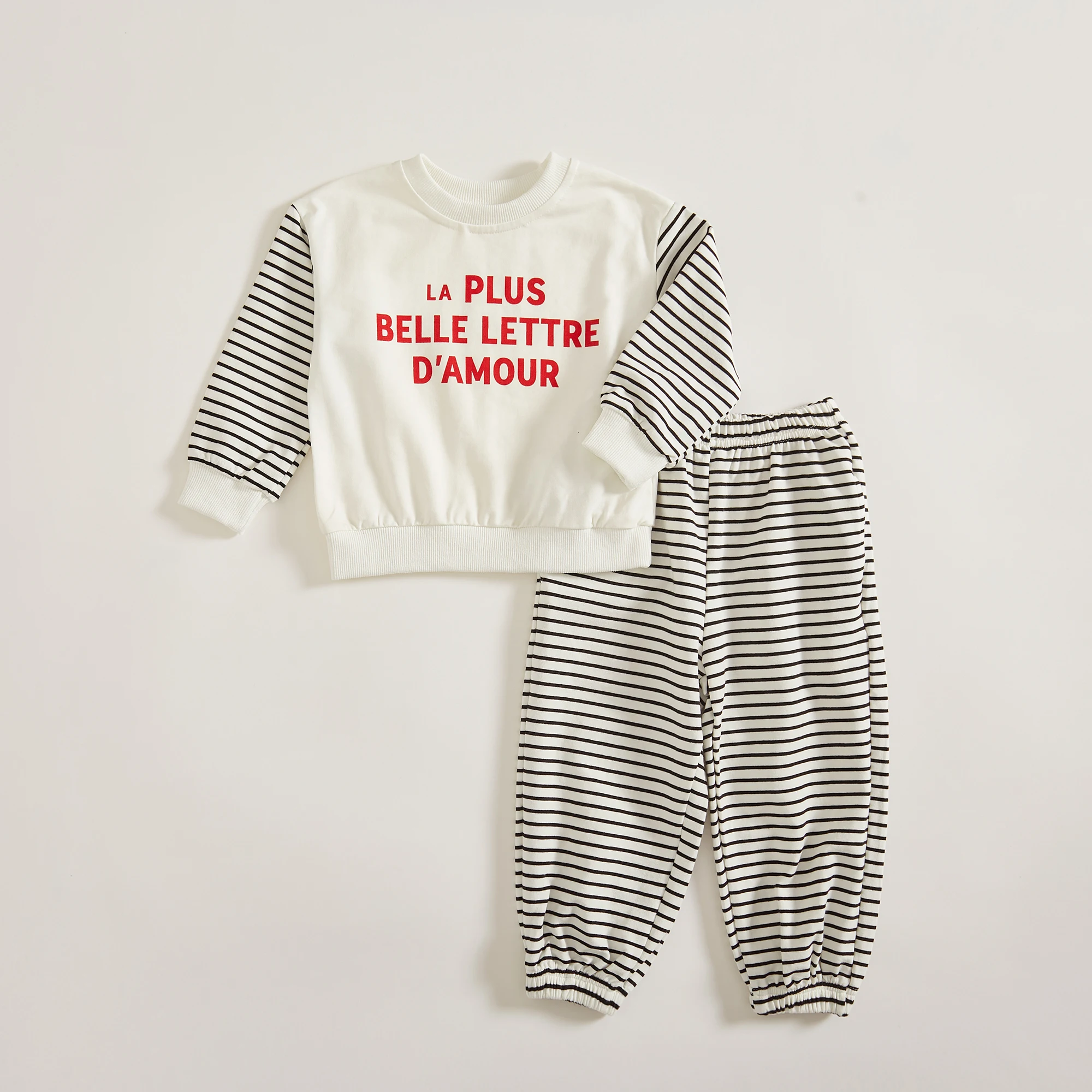 

Новая осенняя одежда для малышей 4–4 лет, модный комплект для девочек и мальчиков, топ с буквенным принтом + полосатые штаны