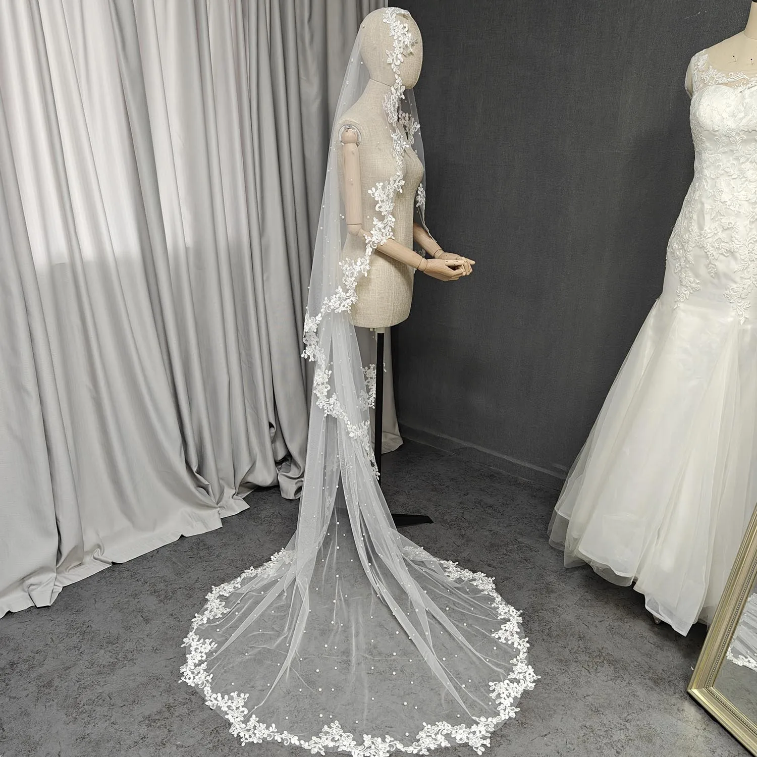 طرحة زفاف دانتيل مانتيلا مخصصة مع لؤلؤ، طرحة زفاف طويلة 2.5 م/3 م مع مشط مخفي، حجاب لؤلؤ أبيض/عاجي، B116