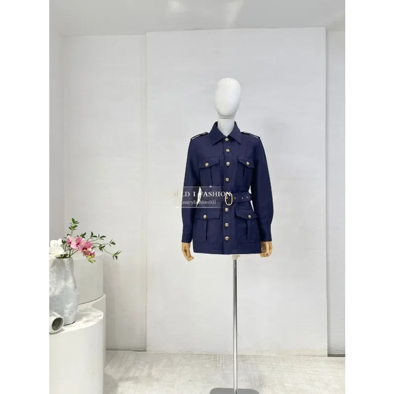 

Синяя блузка с длинными рукавами и широкие брюки для женщин