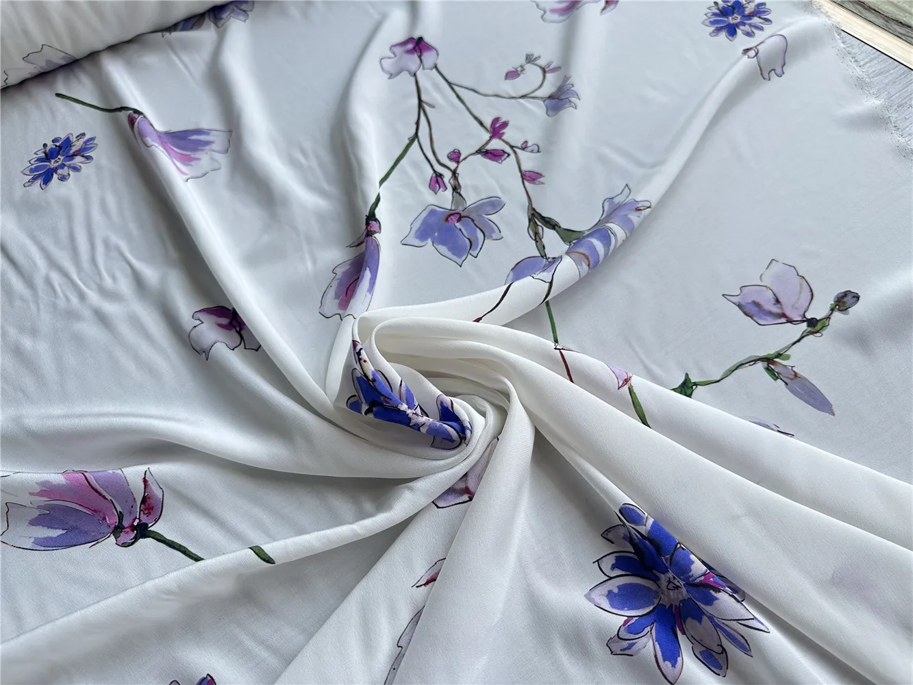 Imagem -03 - Tecido Crepe Pesado com Estampado Floral 100 Seda Amoreira Branco e Roxo 140cm 53 de Largura Pelo Quintal 20 Momme Jj640