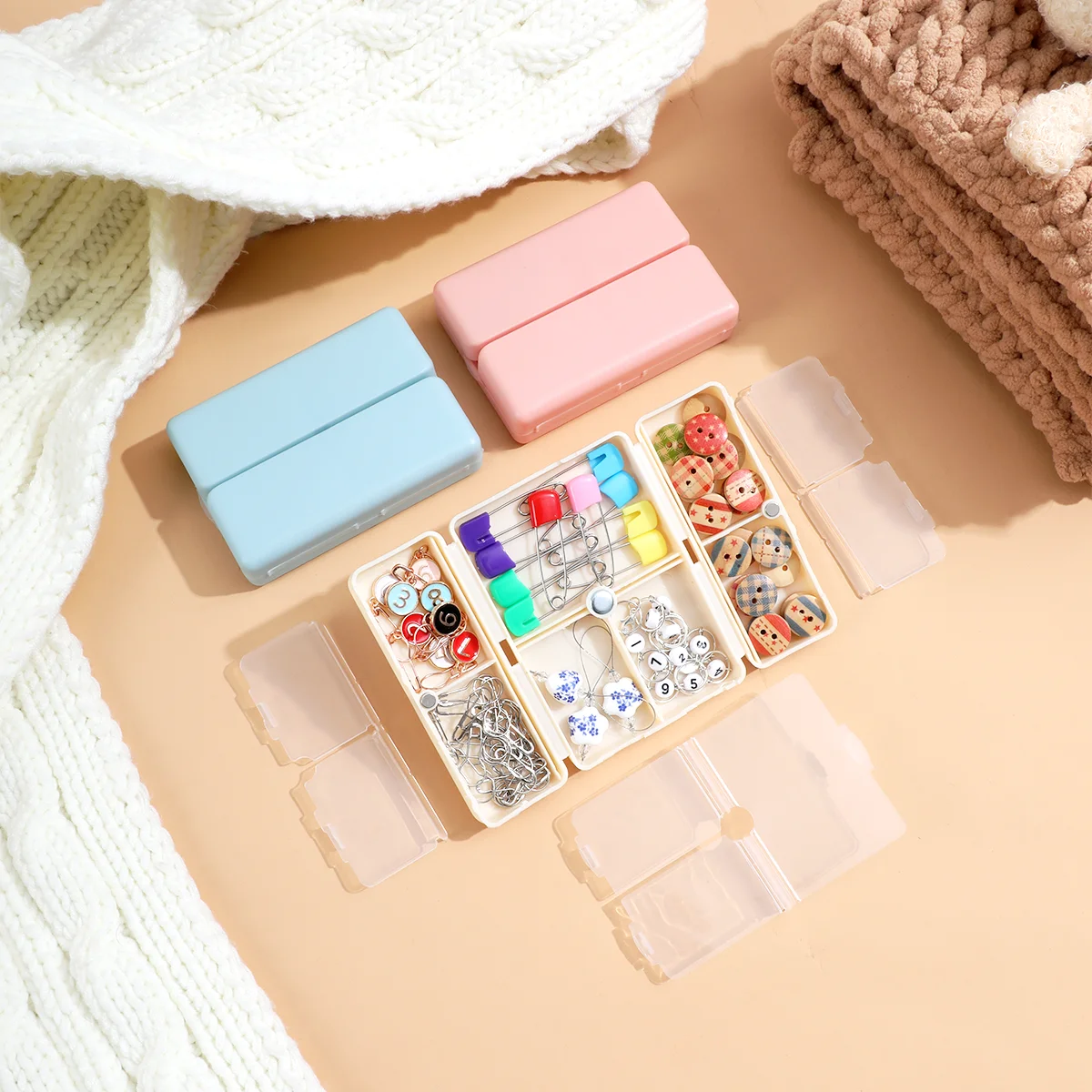 

The 7-compartment weaving accessory storage box is suitable for storing DIY pins, stitch markers, buttons, beading beads, and mo