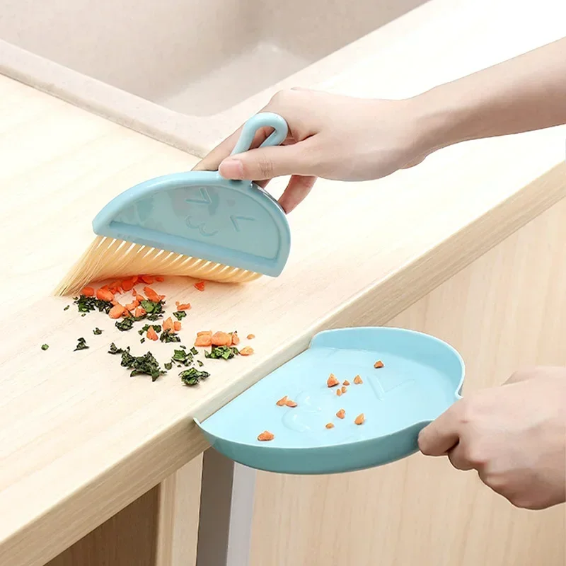 مجموعة مكنسة صغيرة منزلية مع مجرفة ، فرشاة تنظيف الفجوة لوحة المفاتيح الصغيرة ، فرشاة الحطام الكمبيوتر ، أدوات التنظيف المنزلي