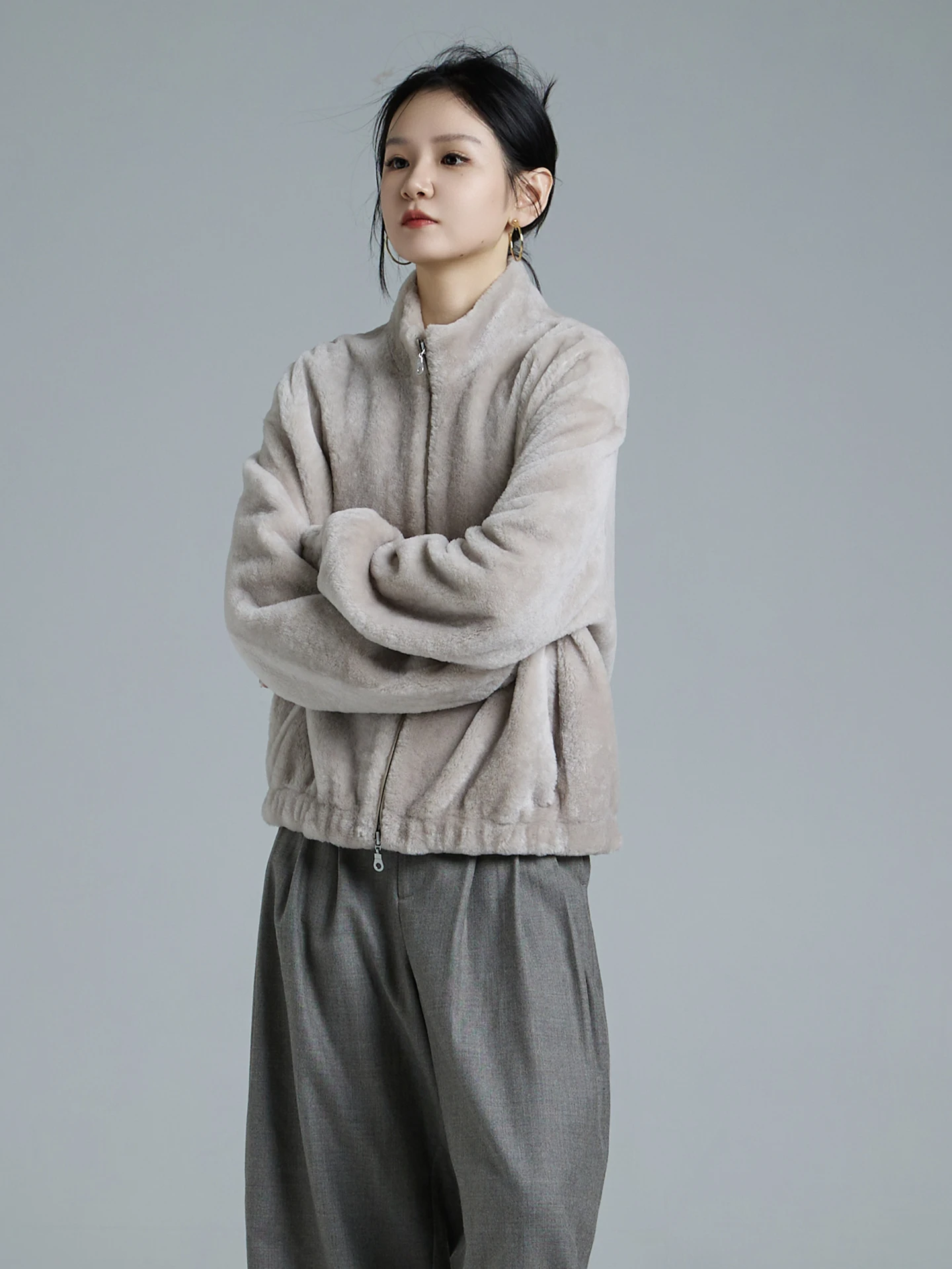 معطف فرو من جلد الغنم الطبيعي من AYUNSUE للنساء سترة من الجلد الحقيقي سترات شتوية للسيدات 2025 ملابس فاخرة فضفاضة مناسبة