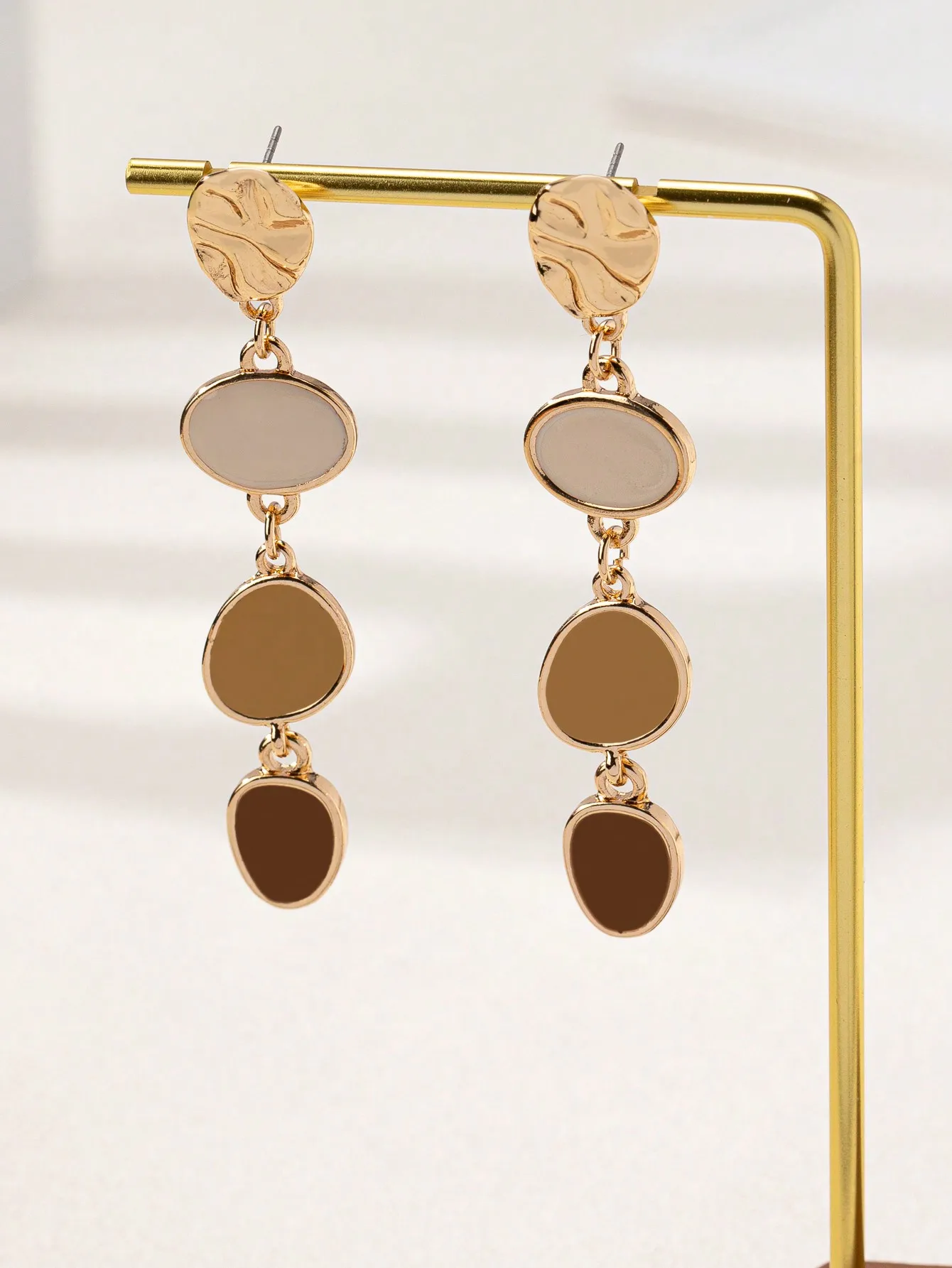 A Pair of Trendy Casual Fashion Oil-Drip Elegant and Versatile Women's Earrings image 4