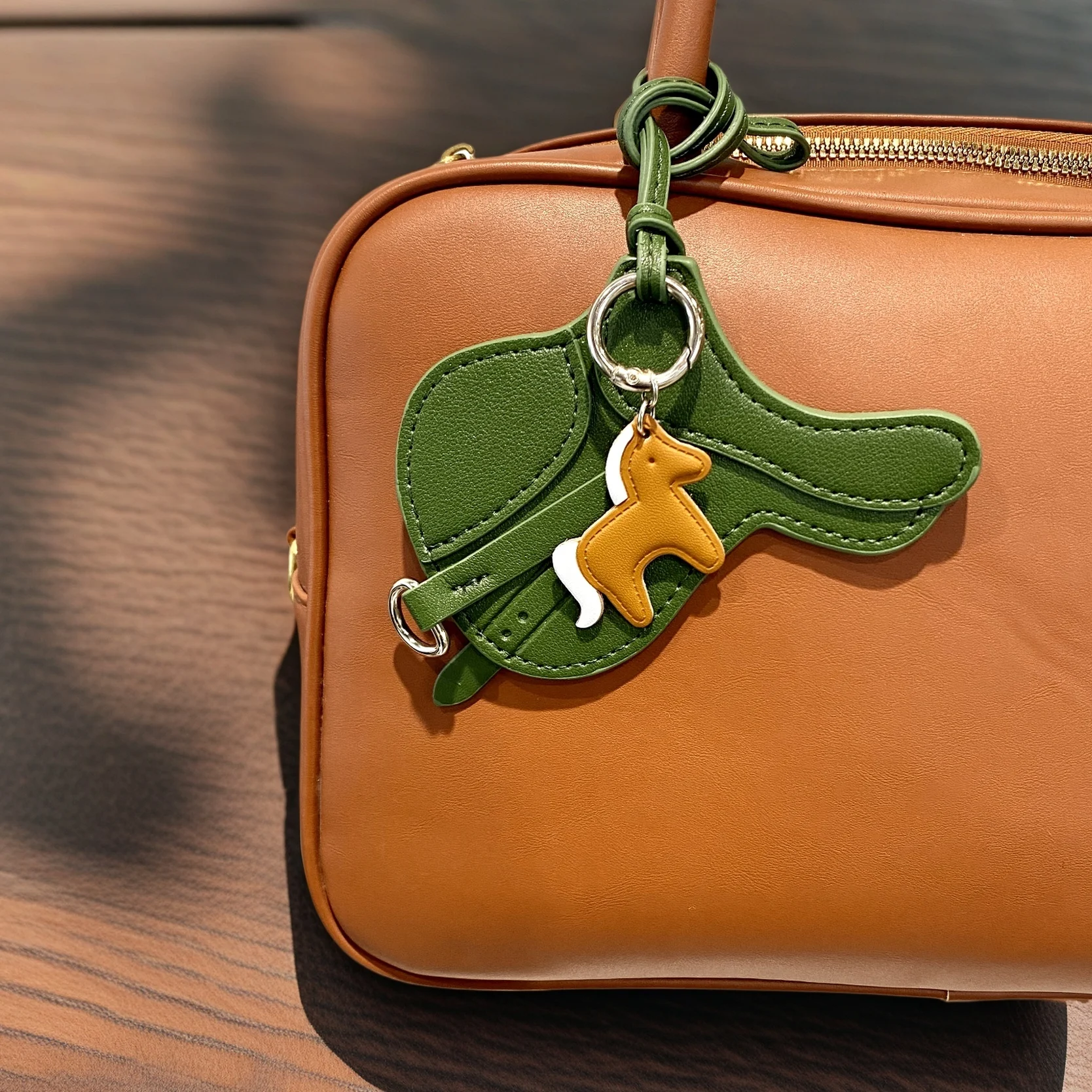 

Handmade PU Leather Saddle Bag Charm with Tiny Horse Pendant – Stylish And Unique Equestrian Gift for Purse, Keychain & Backpack
