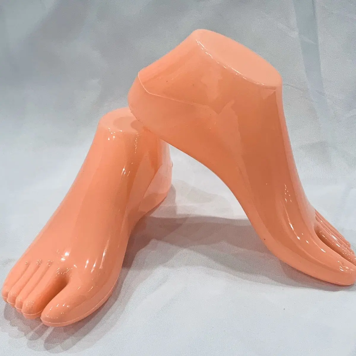 Hollow plastic display rack, suitable for shoe stores to display adult sandals and slippers