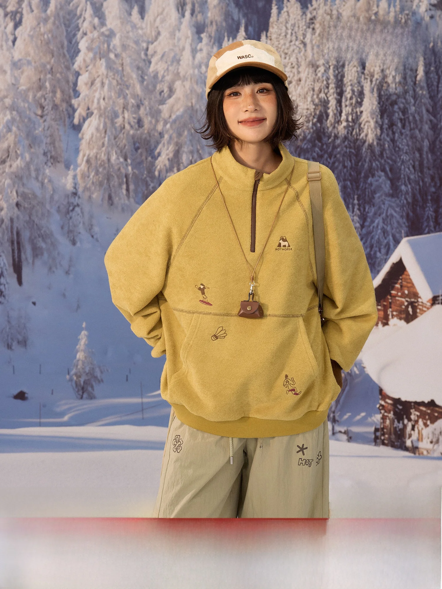 

Толстовка из плотного флиса с круглым вырезом, вышивкой и цветовыми блоками в ретро-стиле. Спортивная одежда. Гарантия тепла.