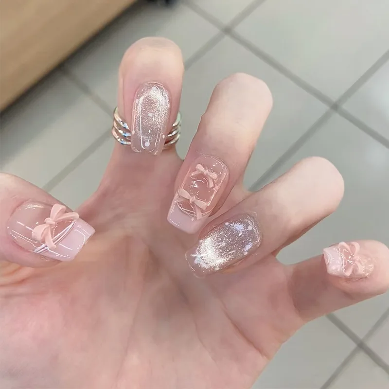 24 adet Sevimli Kız Çocukları İçin Kısa Kare Takma Tırnaklar Tatlı Beyaz Fransız Tırnak Simli Yıldızlı Rhinestones Tırnak Sanatı Kedi Gözü Fiyonklu Takma Tırnaklar
