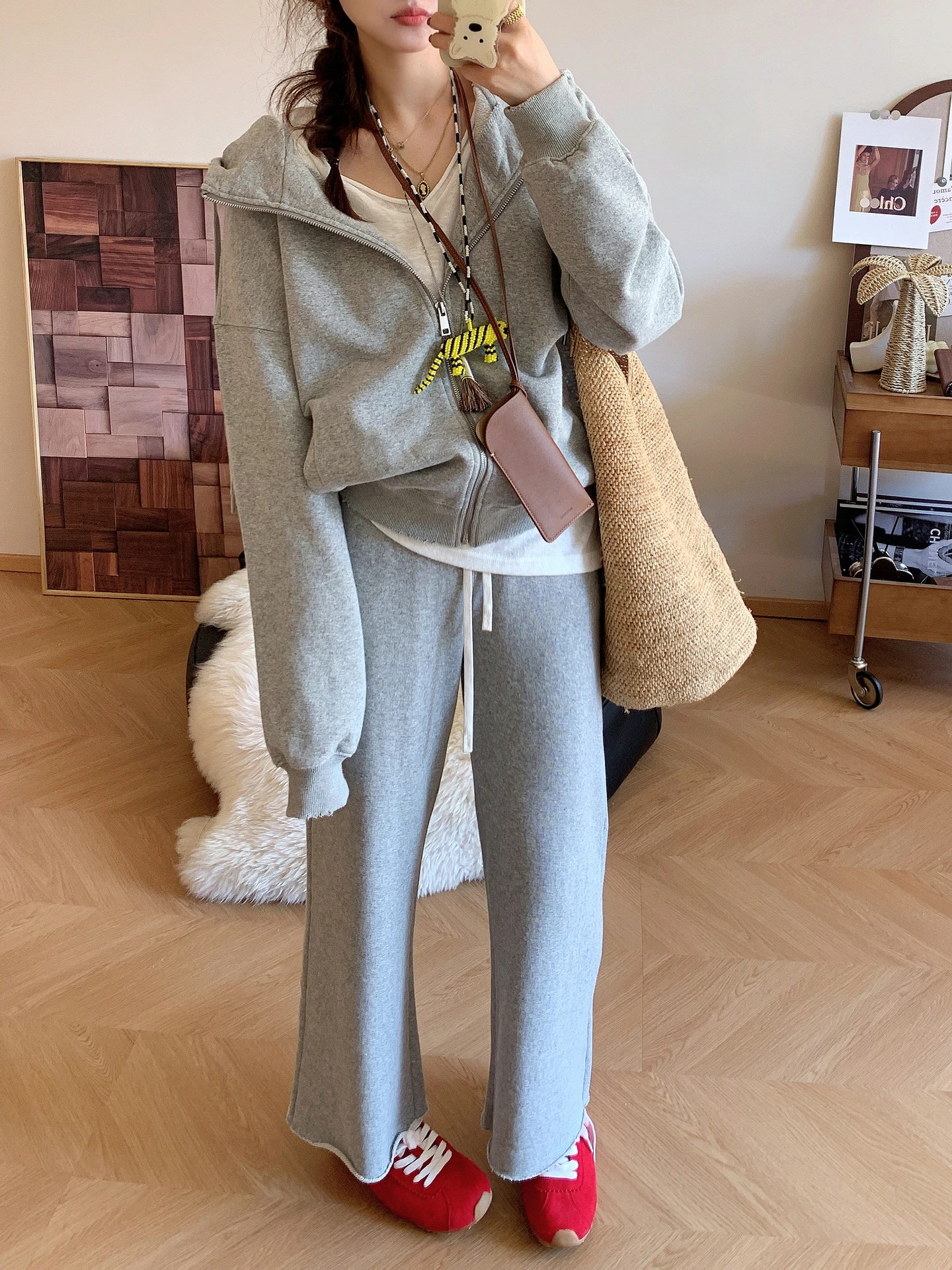 

Новые весенние женские спортивные повседневные брюки-джоггеры с широкими штанинами, расклешенные, с необработанным краем, прямого кроя, свободные, в стиле кэжуал