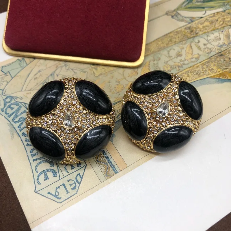

Elegant and Fashionable Classic Black Enamel Glaze Heavy Industry Diamond-encrusted Neck Chain Stud Earrings Clip Set Temperamen