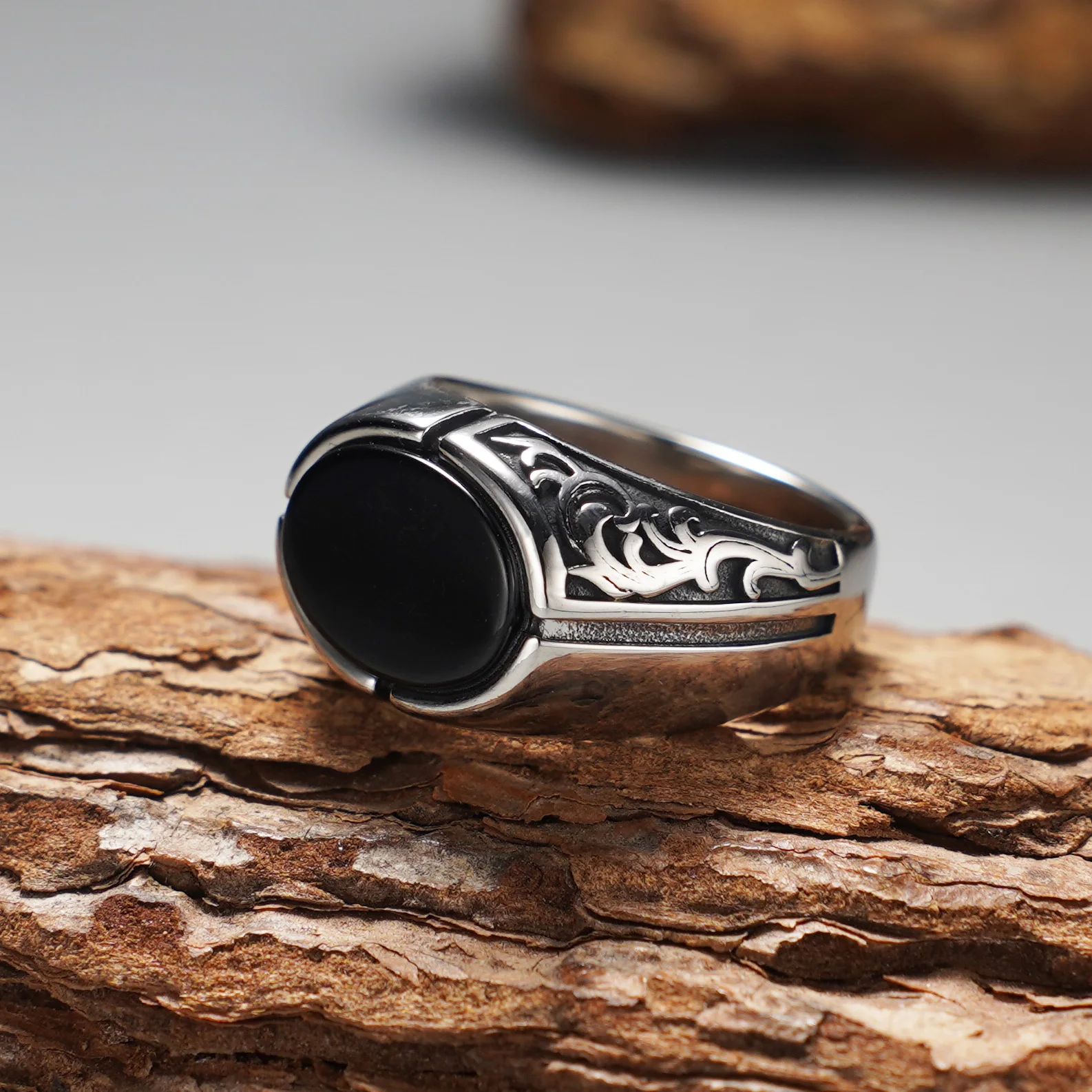 Herren-Siegelring im Vintage-Stil mit schwarzem Onyx, 316L Edelstahl, Retro-Schriftzug mit Blumenmuster, gotischer Biker-Statement-Schmuck – Detail 9