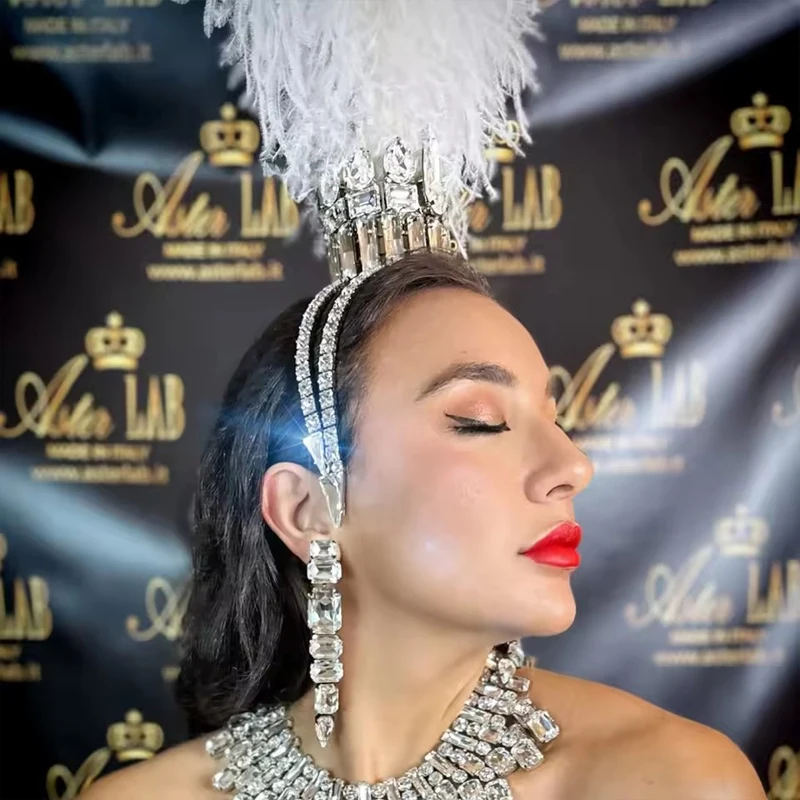 カーニバルホワイトクイーンフェザークラウンヘッドバンドプロムアクセサリーギフトナイトクラブ幾何学バロッククリスタルクラウンティアラ女性用