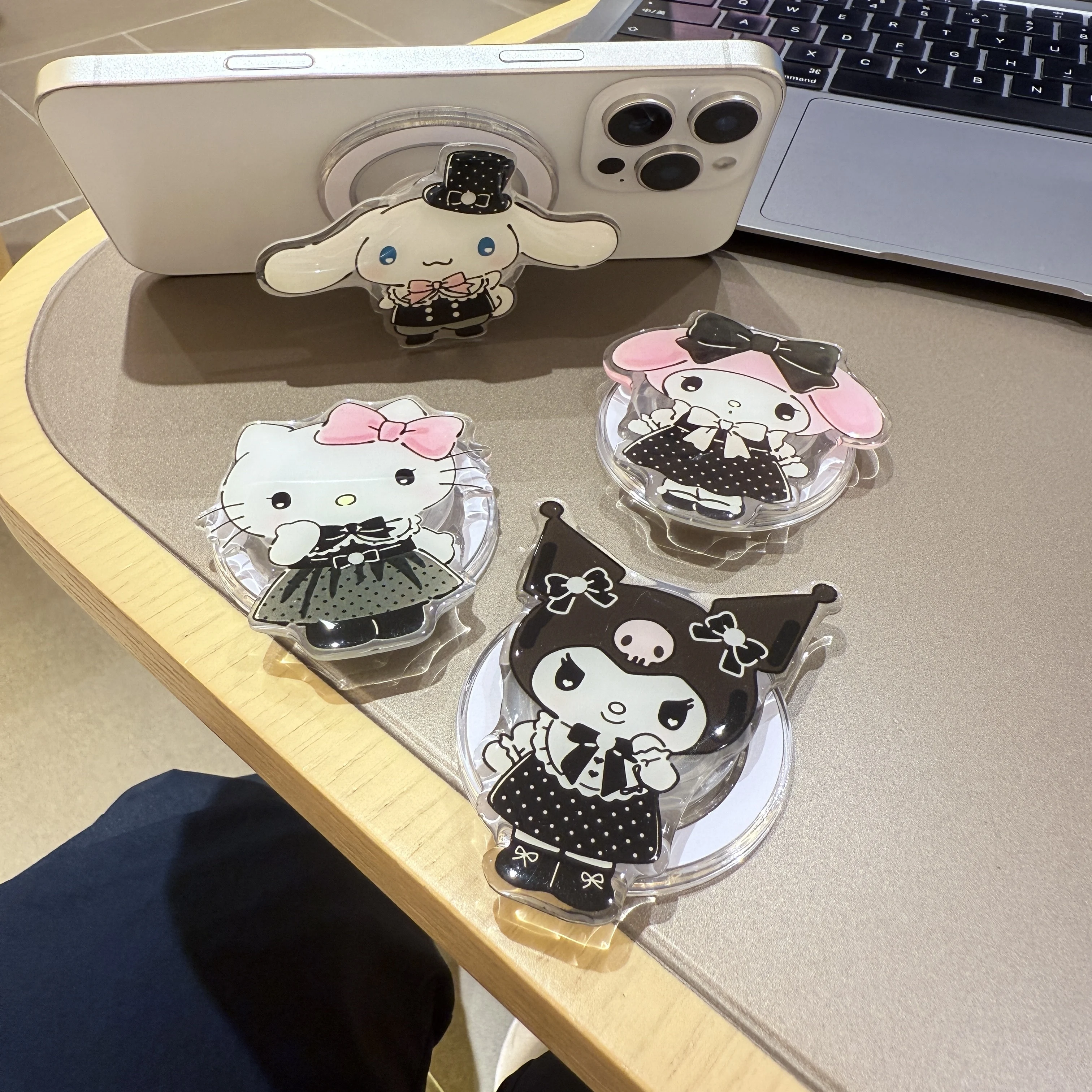 어두운 작은 마녀 시리즈 Sanrio 헬로 키티 멜로디 Kuromi Cinnamoroll 만화 자기 휴대 전화 홀더에 적합