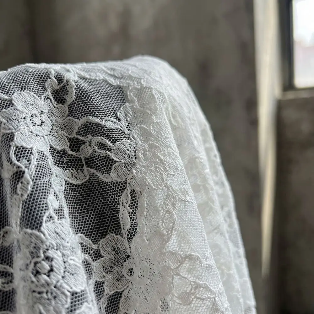 Saia Mini com Babados e Renda, Cintura Alta, Barra Irregular, Detalhe de Flor Bordada e Franzido
