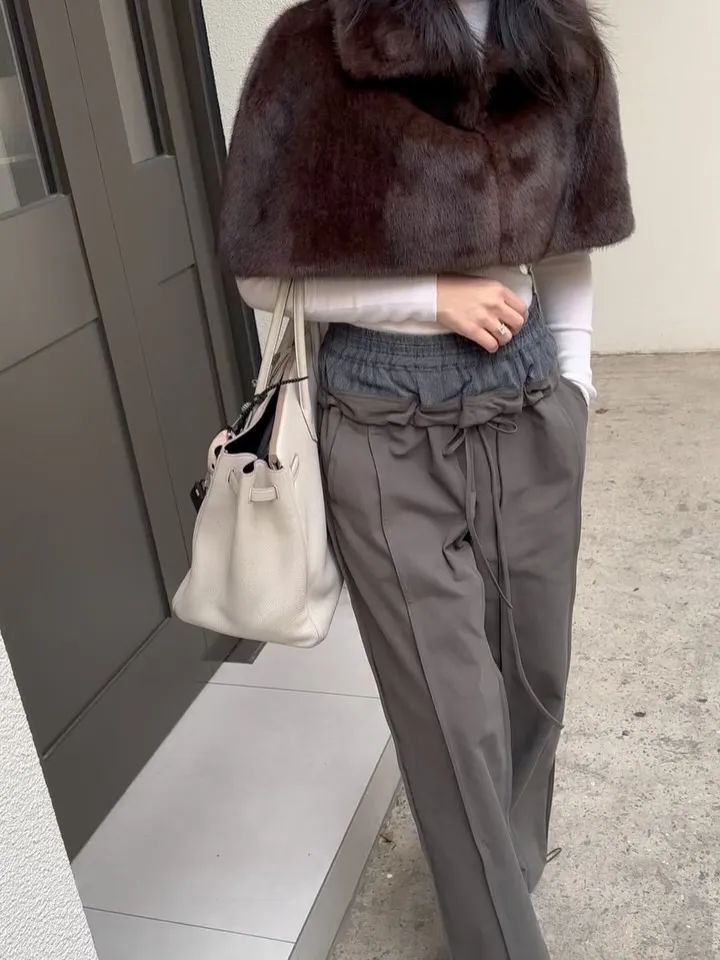 أنيقة الصلبة فو الفراء التلبيب صدرية قصيرة المرأة عادية أفخم السراويل القصيرة معطف فضفاض سيدة 2025 الشتاء عالية الشارع الصدريات