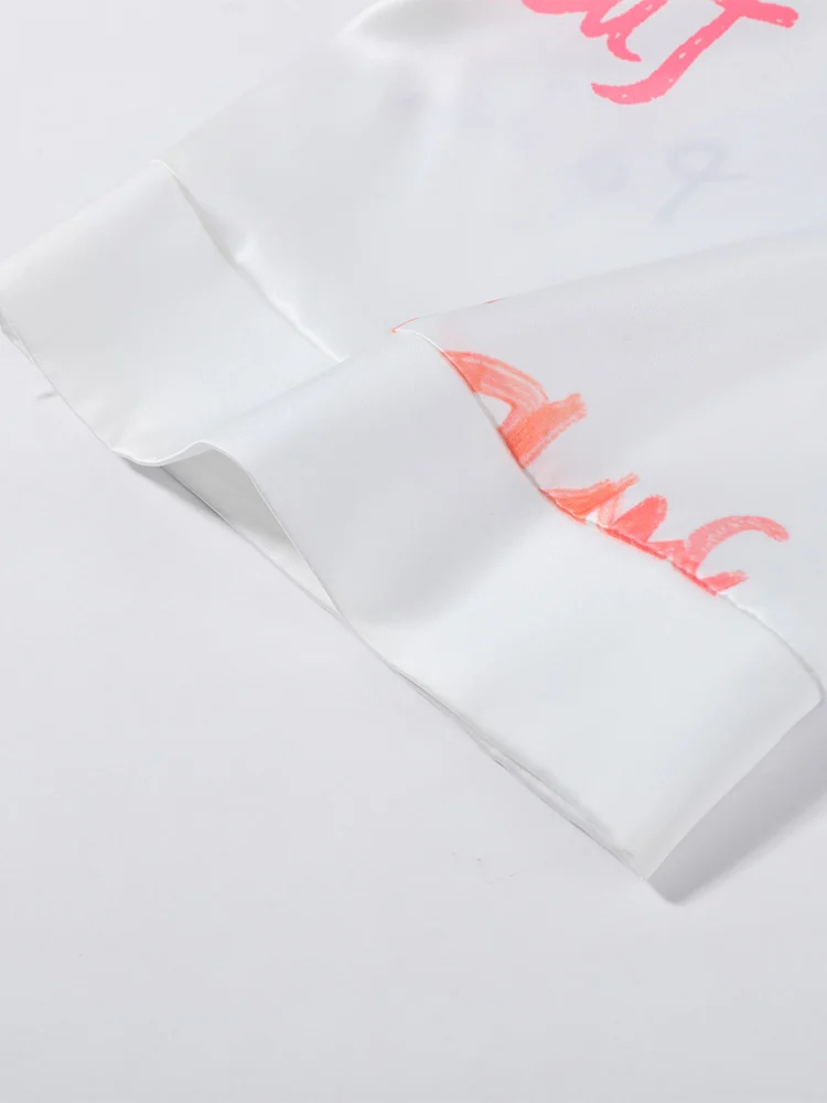 Damen Zweiteiler Set: Farbenfrohe Bluse mit Graffiti-Buchstaben-Print, Hemdkragen und Weite Hose – Urlaubskleidung – Detail 8