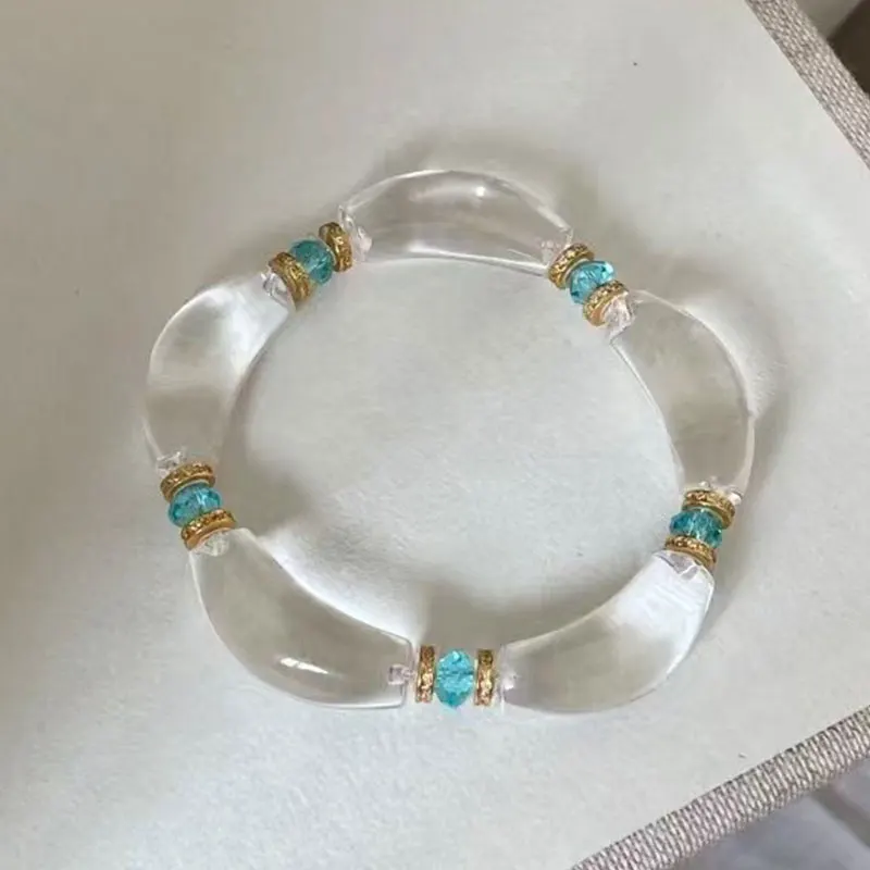 Hellblaues Armband aus gebogenem Harzrohr mit transparenter Textur, ideal für mehrere Anlässe, Freizeit, geselliges Alltags-Tragen, Damenschmuck