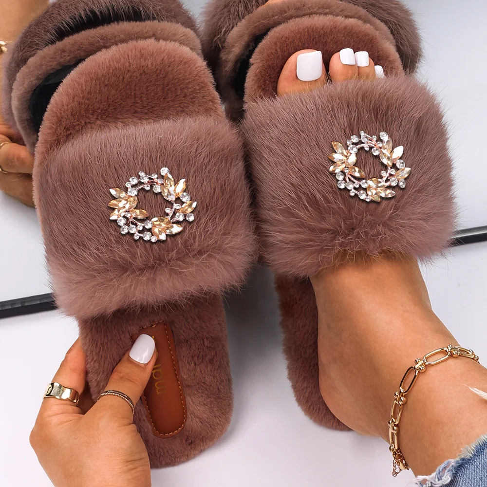 Crystal Wreath Decor Faux Fur Cozy Slippers for Women Winter Warm Luxury Rhinestone Sandals Slides Flip Flops Designer Shoes