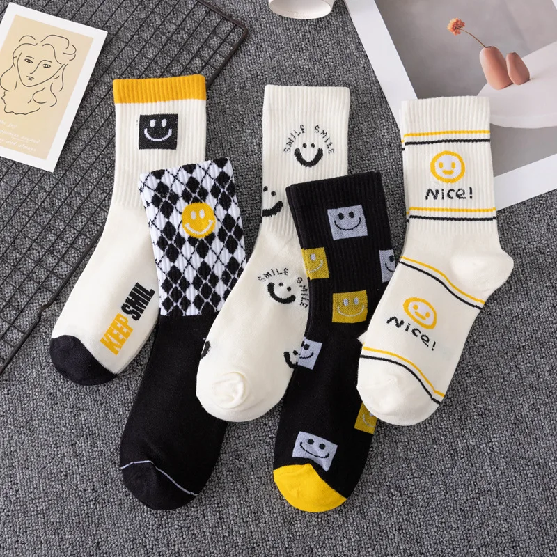 

5 Pairs of Women's Smiley Face Socks Mid-high Tube Autumn and Winter Ins Trendy Socks Casual College Style Socks ( Off-white )