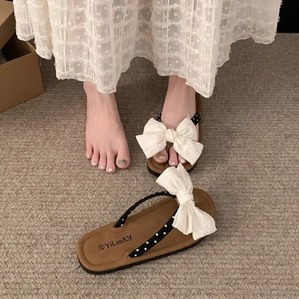 Chanclas con lazo de PVC a la moda, zapatillas de playa con lunares de suela blanda para mujer, sandalias deslizantes dulces antideslizantes para el hogar