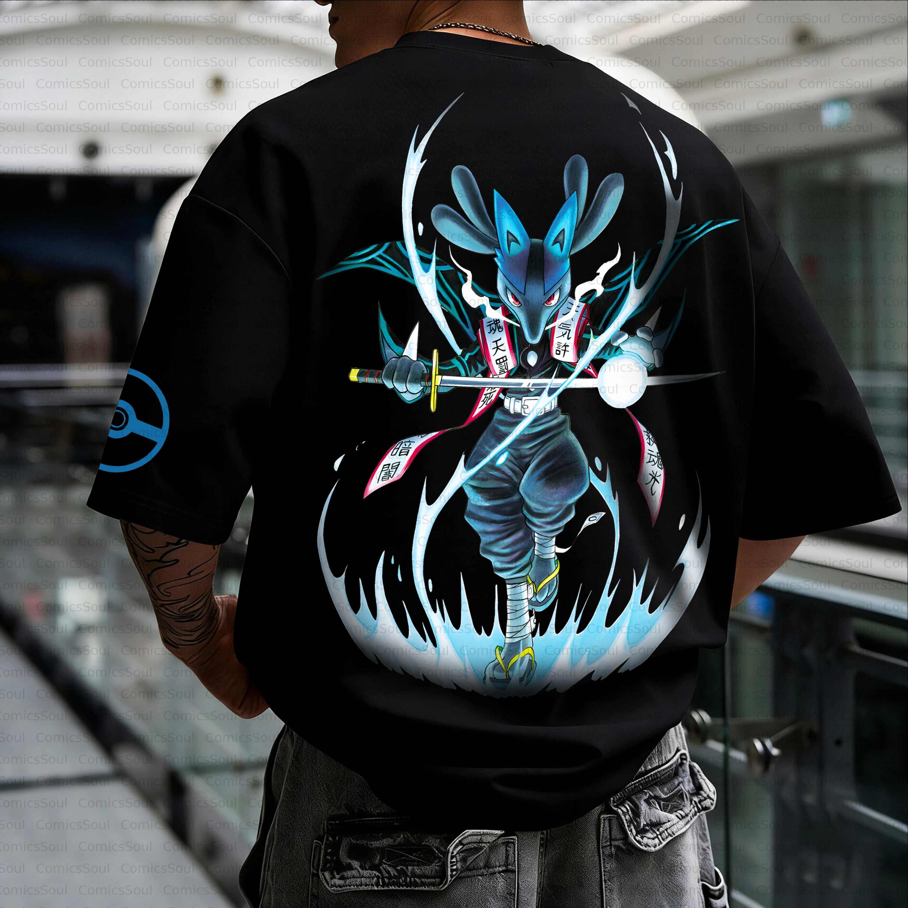 Camiseta de Algodón Pokémon Verano 2026, Estampado de Lucario con Espada, Fuego Azul y Texto Japonés, Tela Roja, Corte Holgado, Informal para Hombre
