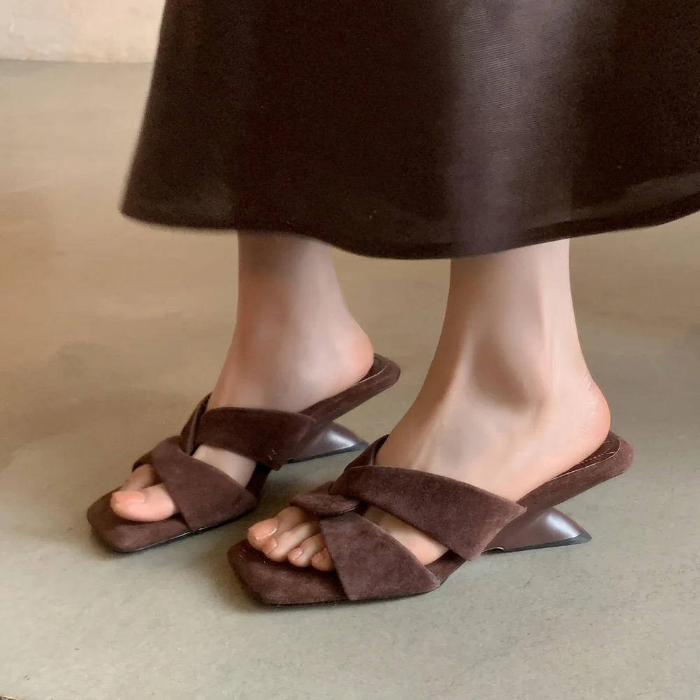 Französische offene Zehenpartie, gedrehter Keilabsatz, gerade Pantoletten, 2026 neue Damen-Sommer-Sandalen mit eckiger Zehenpartie – Detail 4