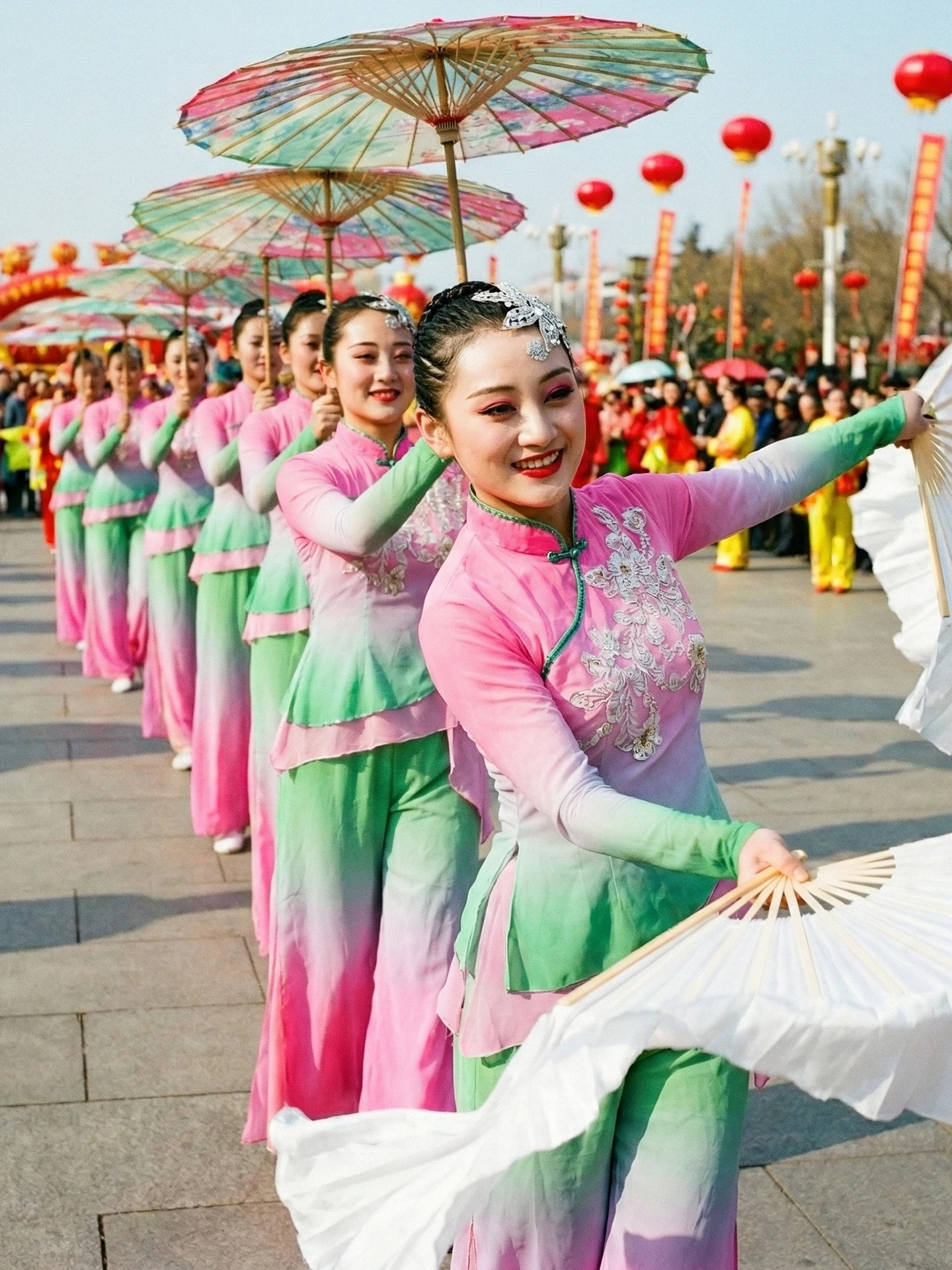 

2026 New Northeast Jiaozhou Yangge Classical Dance Performance Women's Opening Fan Square Dance Waist Drumming Costume