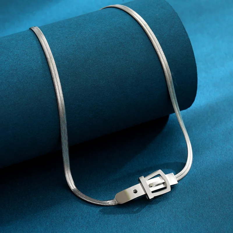 

The belt-buckle snake bone necklace is a cool summer style for a hot girl. The collarbone chain has a unique design sense