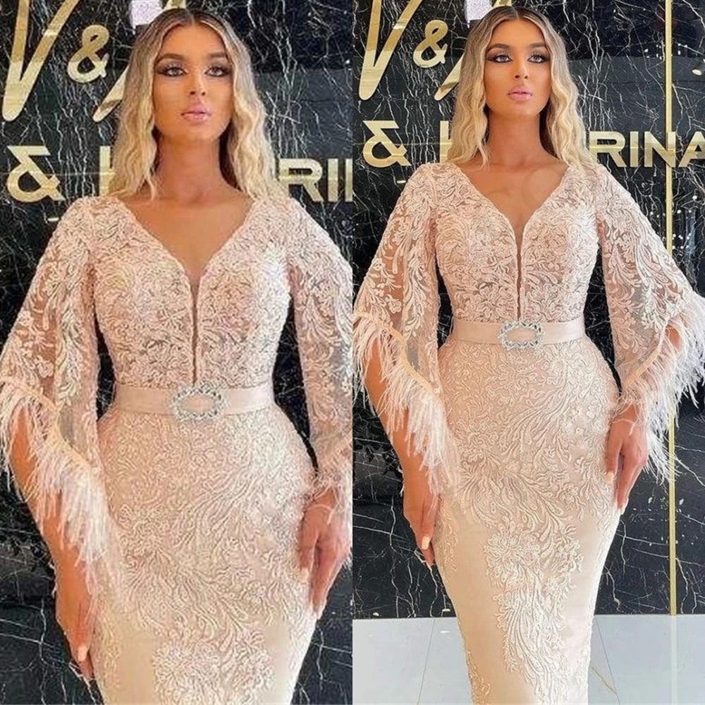 Sukienka wieczorowa na zamówienie, delikatna, z temperamentem, wykwintna sukienka na przyjęcie, boho (bohemski styl), szyta na miarę suknia okolicznościowa, tren dworski, pióra.